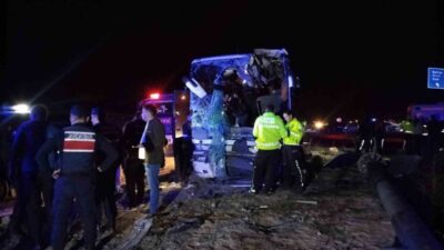 Denizli'nin Çal ilçesinde minibüs ile yolcu otobüsünün çarpışması sonucu otobüs