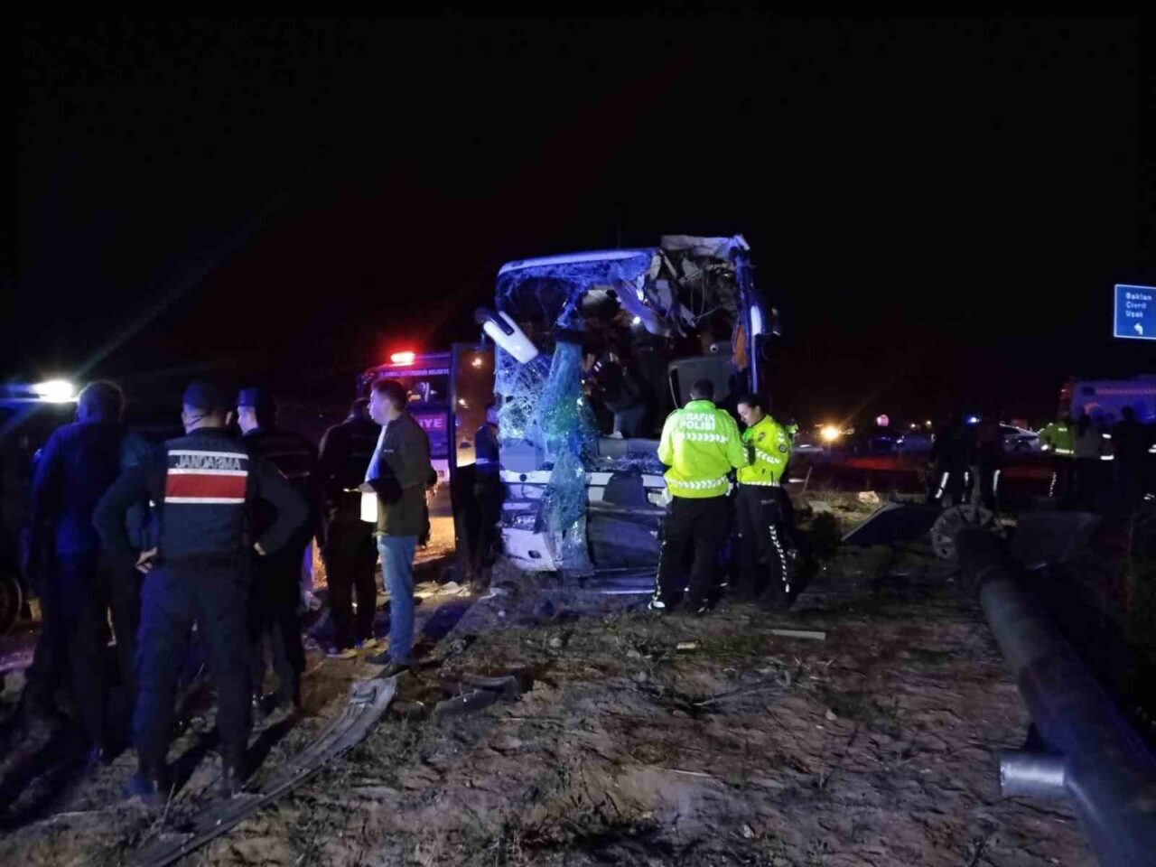 Denizli'nin Çal ilçesinde minibüs ile yolcu otobüsünün çarpışması sonucu otobüs