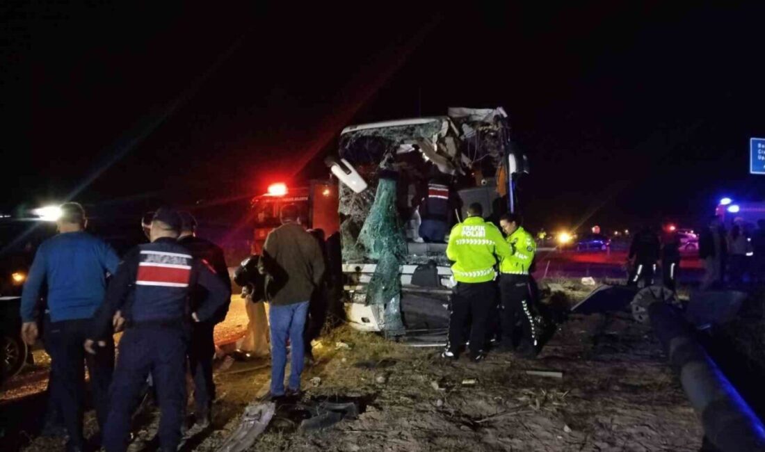 Denizli-Uşak karayolunda Ayhan A. yönetimindeki yolcu otobüsü, Onur Yağcıoğlu'nun kullandığı
