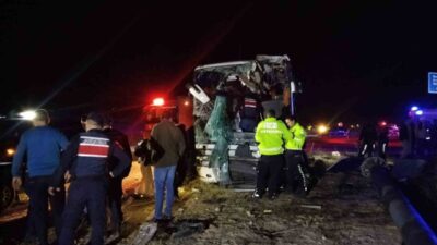 Denizli-Uşak karayolunda Ayhan A. yönetimindeki yolcu otobüsü, Onur Yağcıoğlu'nun kullandığı