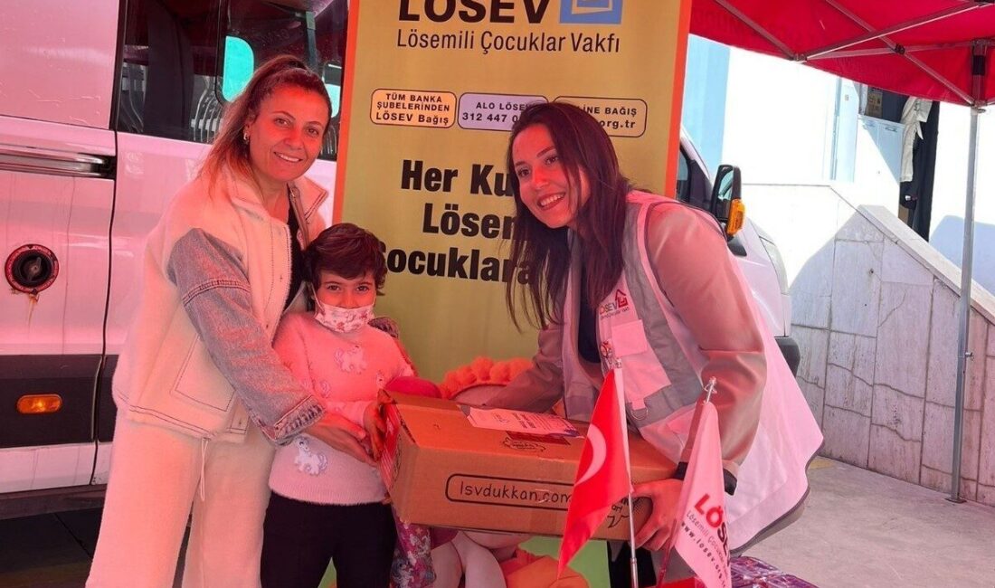 LÖSEV, kanserle mücadele eden ailelere 12 ay boyunca taze kırmızı