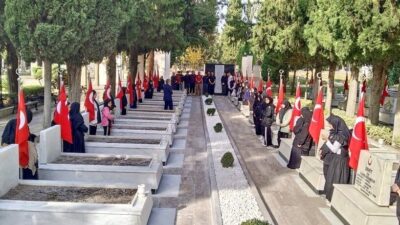 Denizli Şehitliği'nde 24 Kasım Öğretmenler Günü dolayısıyla düzenlenen törende, şehit