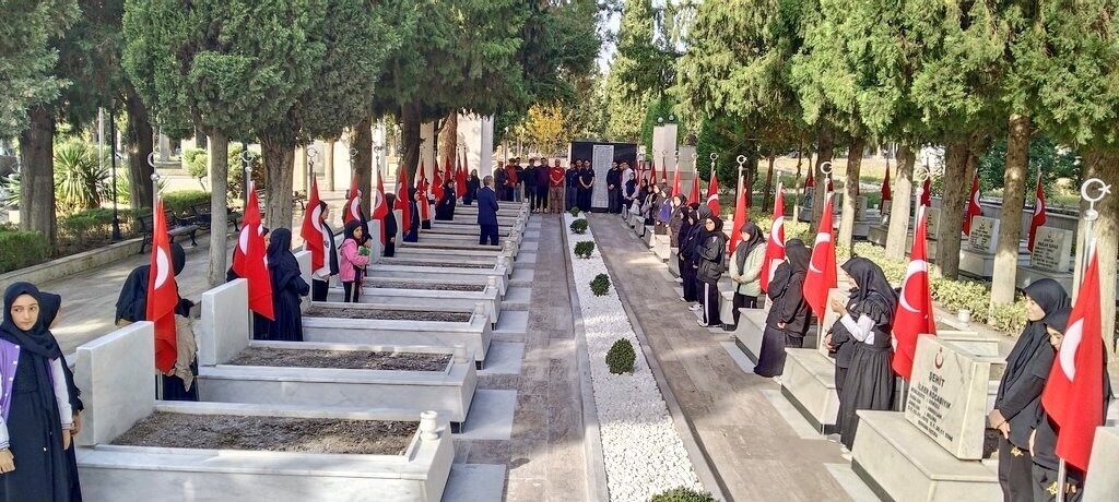 Denizli Şehitliği'nde 24 Kasım Öğretmenler Günü dolayısıyla düzenlenen törende, şehit