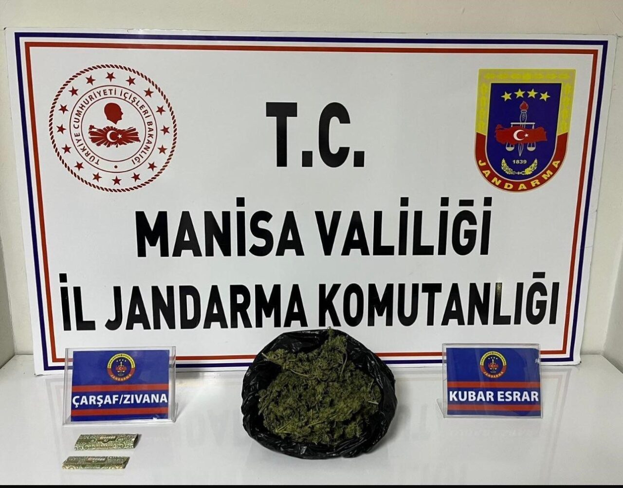Manisa'nın Salihli ilçesinde, jandarma ekipleri, Denizli'den getirilen 180 gram kubar