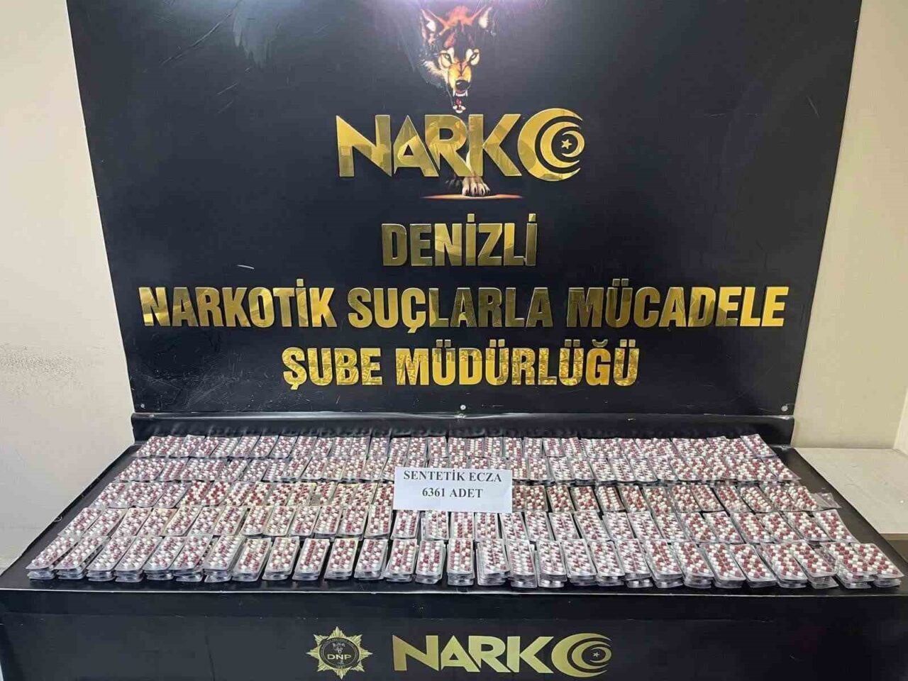 Denizli'de narkotik ekipleri, uyuşturucu madde sevkiyatı yapan 3 kişiyi yakaladı.