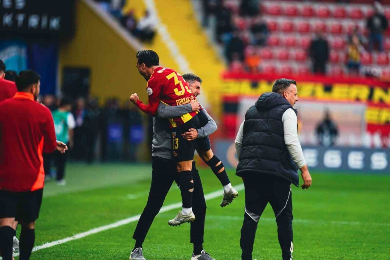 Kayserispor, Süper Lig'in 11. haftasında Kasımpaşa'yı 3-2 yenerek sezonun ilk