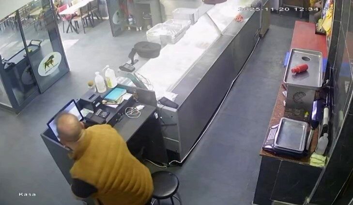 Osmaniye’nin Bahçe ilçesindeki 4.4 büyüklüğündeki deprem Gaziantep’in İslahiye ilçesinde de hissedildi; panik anları kameraya yansıdı. Osmaniye'nin Bahçe ilçesinde 4.4 büyüklüğünde bir deprem meydana geldi. Deprem,