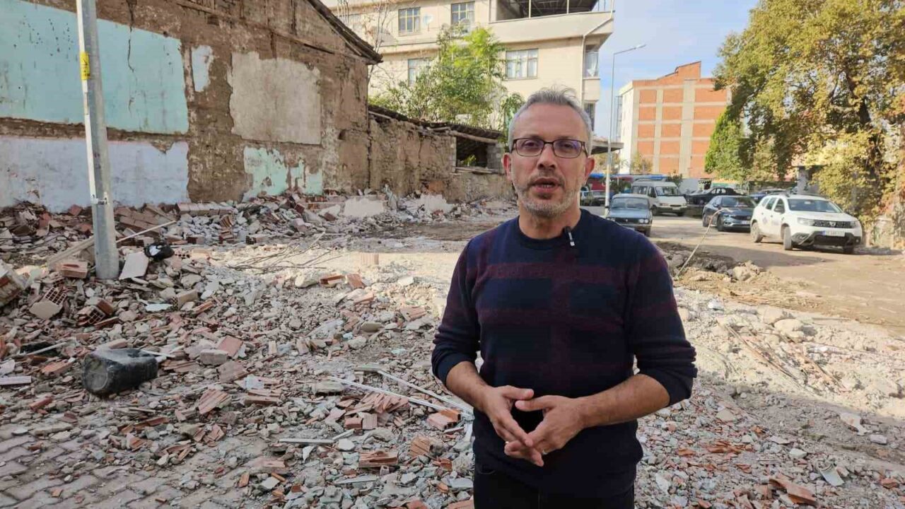 Deprem Araştırmacısı Ahmet Yakut, Balıkesir Sındırgı'da 36 saat kalarak jeomanyetik