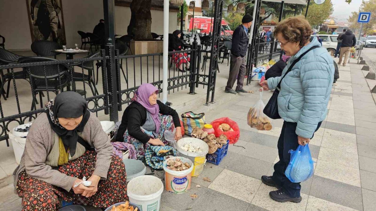 Balıkesir’in Sındırgı ilçesinde, Ağustos ve Ekim'deki depremler sonrası vatandaşlar, Cumhuriyet