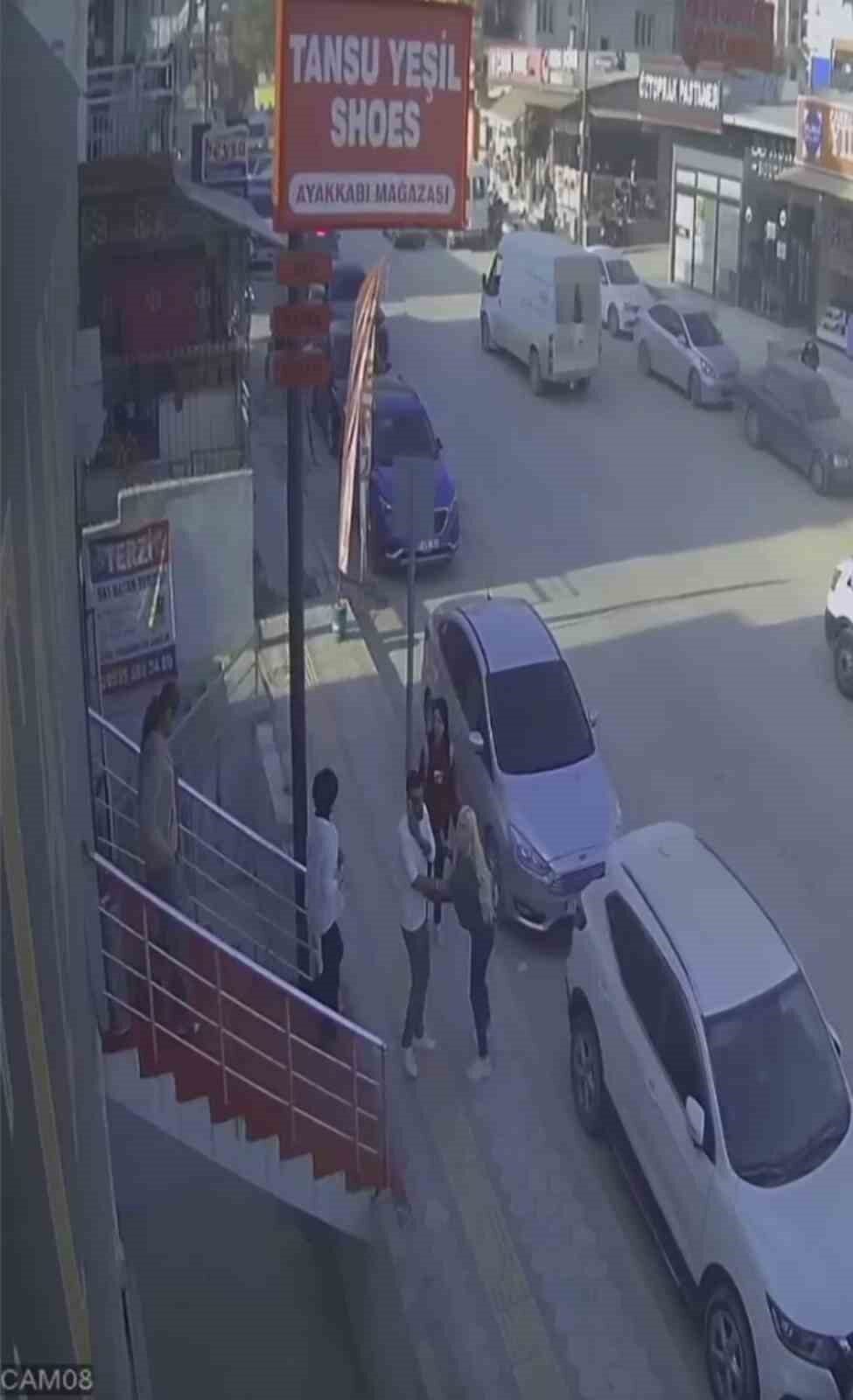 Hatay'ın Defne ilçesinde 3.9 büyüklüğündeki deprem, vatandaşlar arasında panik yarattı.