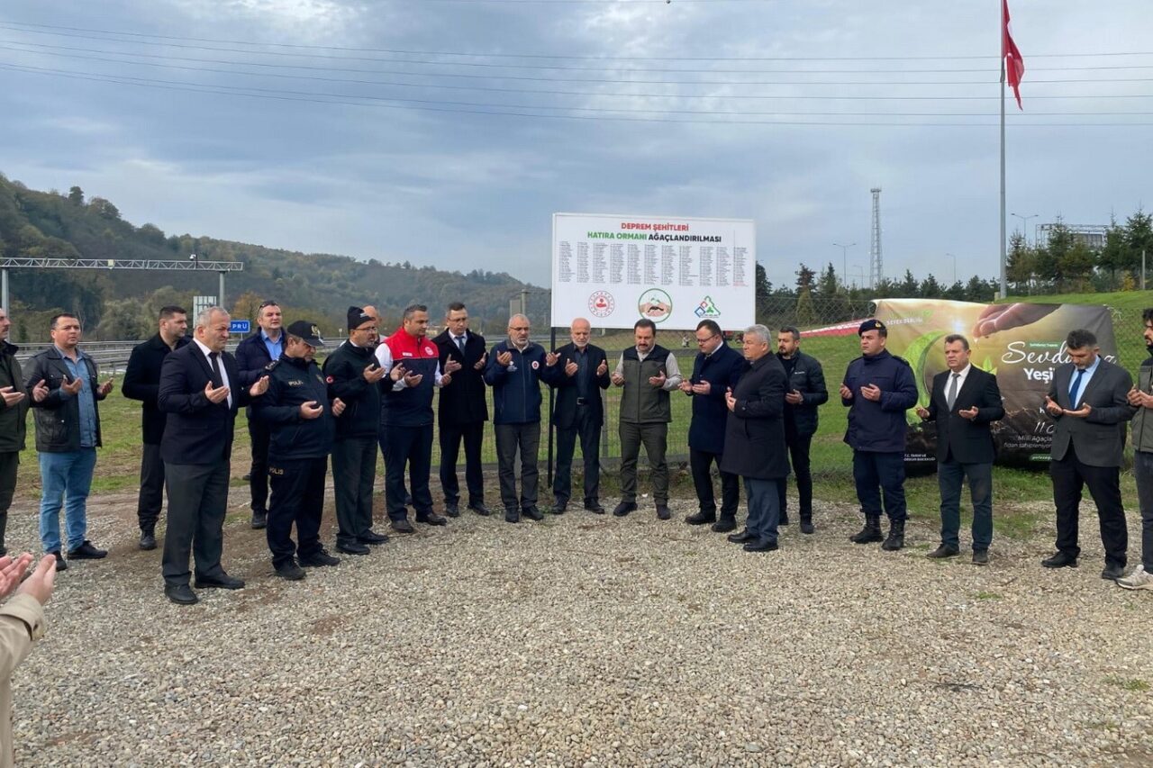 Düzce’de deprem şehitleri anısına 350 fidan toprakla buluşturuldu