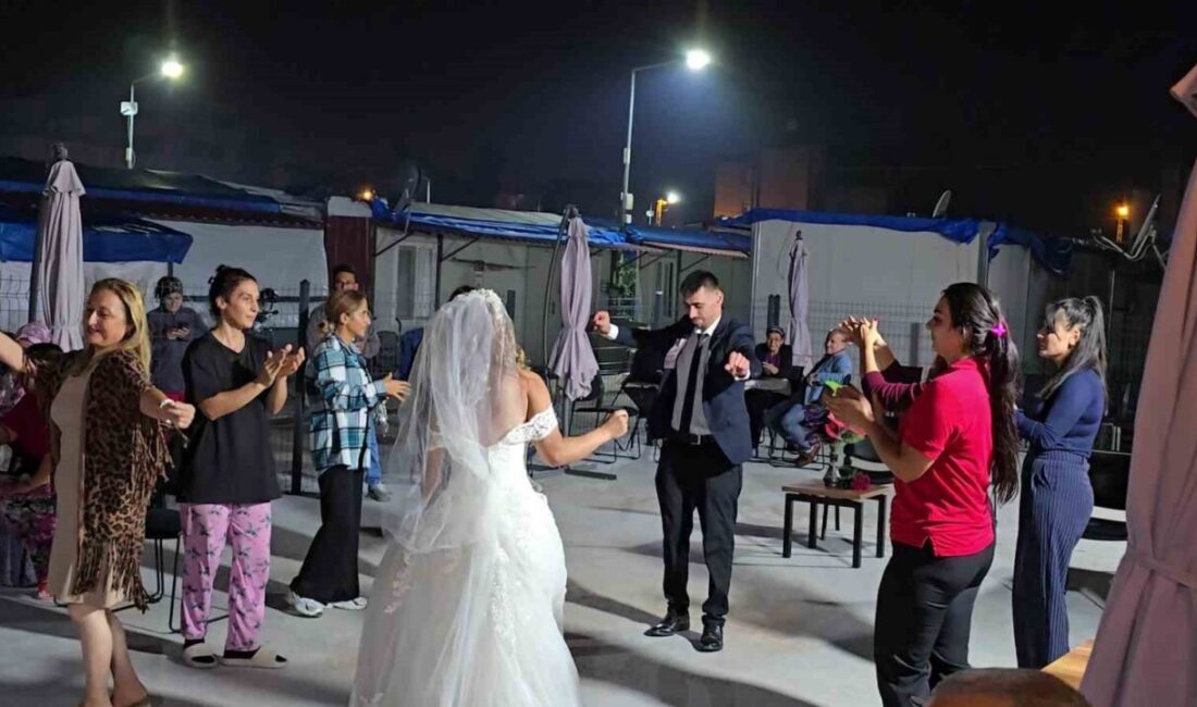 İskenderun’daki Depremzedeler Destek Olup Mutluluğa Ulaştı: Recep ve Seda’nın Düğünü Gerçekleşti Hatay'ın İskenderun ilçesinde depremde kurtulan Recep Sezgin, sosyal medya aracılığıyla