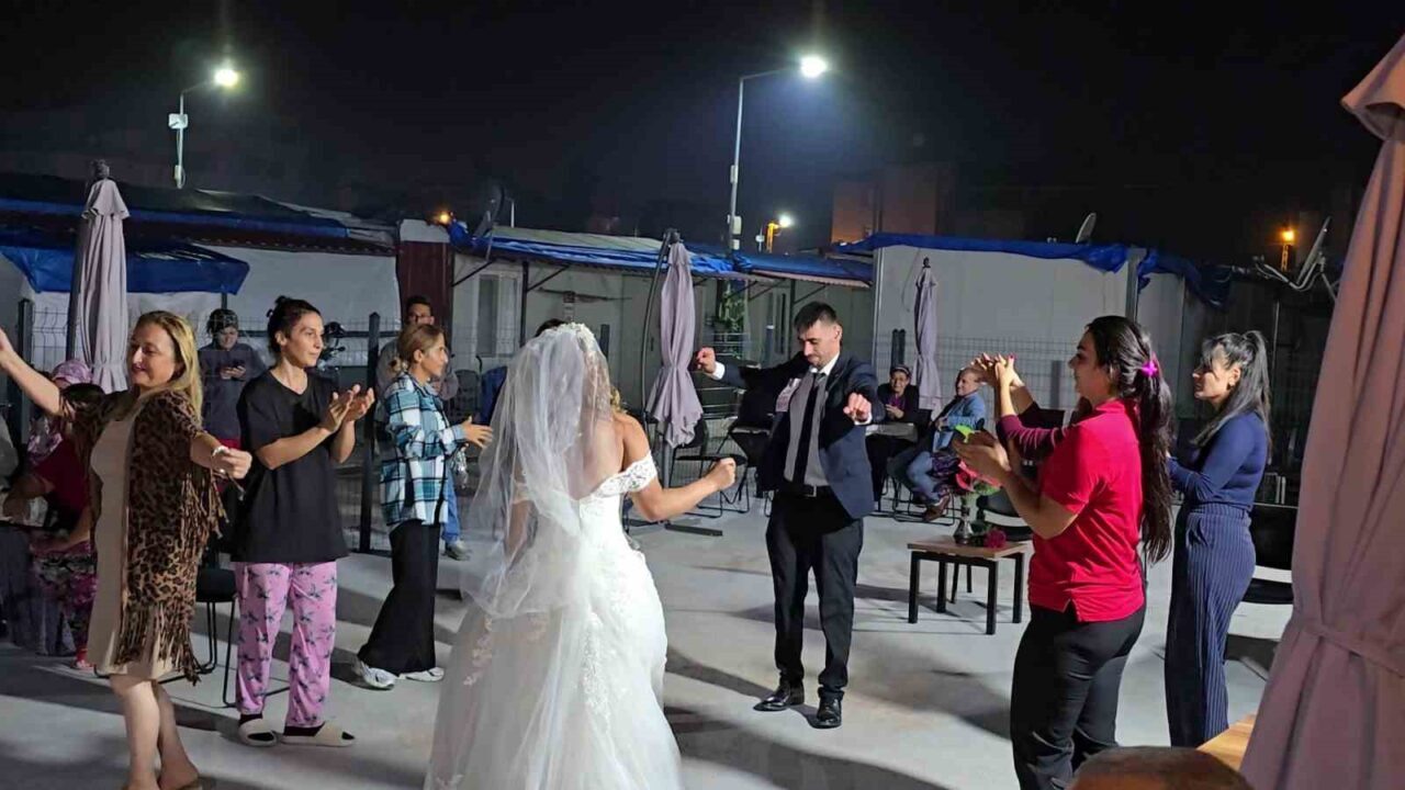 İskenderun’daki Depremzedeler Destek Olup Mutluluğa Ulaştı: Recep ve Seda’nın Düğünü Gerçekleşti