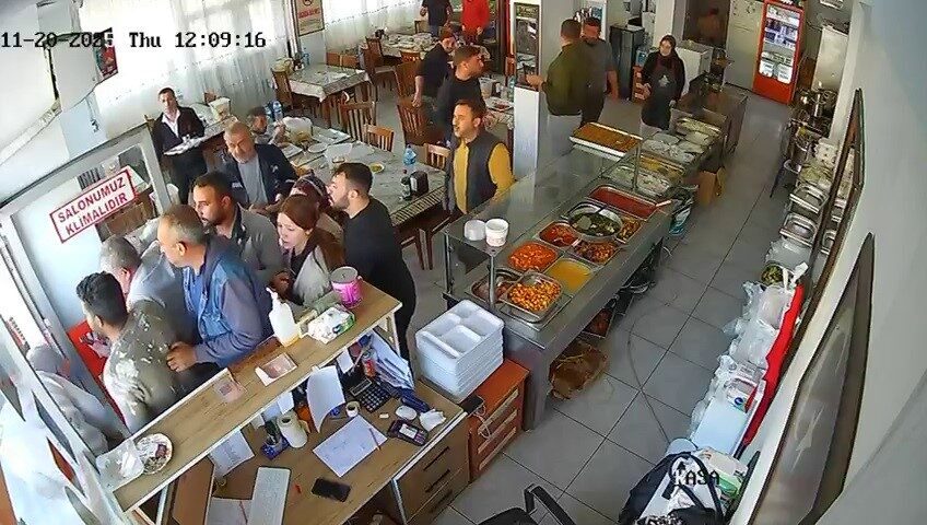 Osmaniye'nin Bahçe ilçesinde 4.4 büyüklüğündeki depremin ardından lokantada bulunan vatandaşların