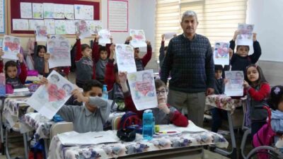 Adıyaman'da depremin etkilerini öğrencileriyle aşmaya çalışan Kadir Özer, eşini ve