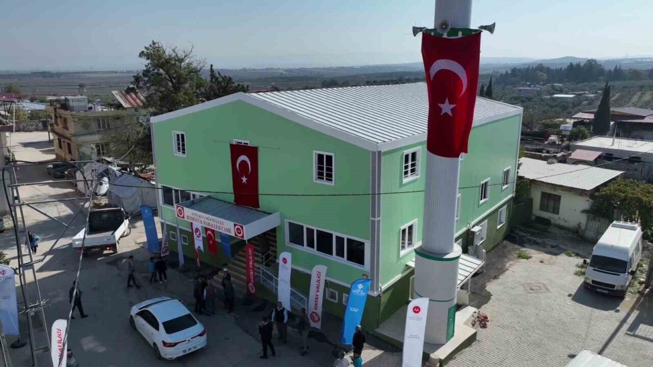 Hatay'da deprem sonrası inşa edilen 108'inci cami, Bozhöyük Mahallesi'nde Vali