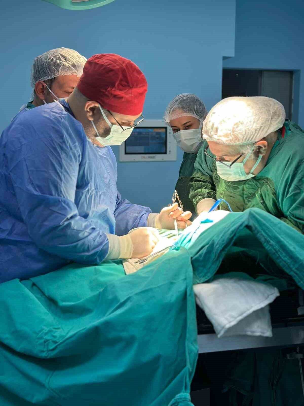 Hakkari’de Derecik Devlet Hastanesi’nde İlk Guatr Ameliyatı Başarıyla Gerçekleştirildi