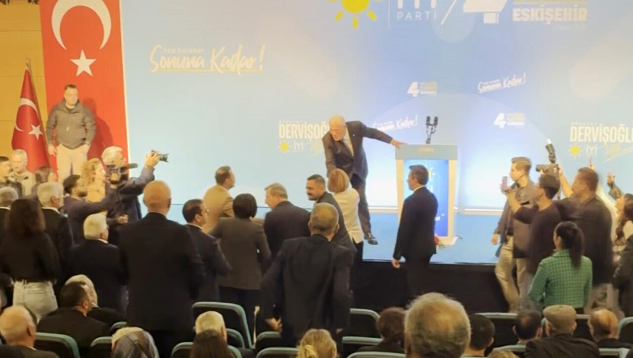 İYİ Parti Genel Başkanı Müsavat Dervişoğlu, Eskişehir’de düzenlenen kongrede belediye