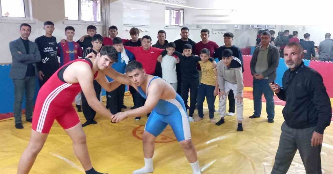 Develi'de gerçekleştirilen liselerarası Ağırsıklet Baş Pehlivanları müsabakaları, heyecan dolu anlara