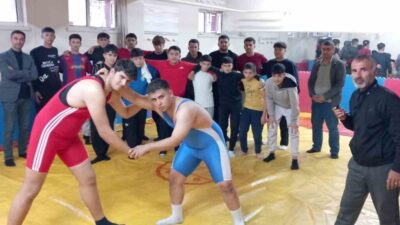 Develi'de gerçekleştirilen liselerarası Ağırsıklet Baş Pehlivanları müsabakaları, heyecan dolu anlara