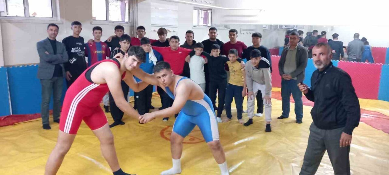 Develi'de gerçekleştirilen liselerarası Ağırsıklet Baş Pehlivanları müsabakaları, heyecan dolu anlara