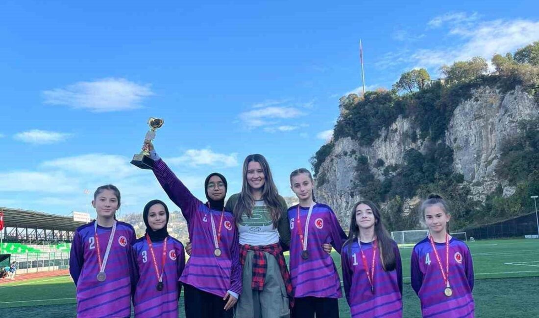 Zonguldak'ta gerçekleştirilen kros yarışmalarında Devrek Kız Anadolu İmam Hatip Lisesi,