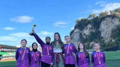 Zonguldak'ta gerçekleştirilen kros yarışmalarında Devrek Kız Anadolu İmam Hatip Lisesi,