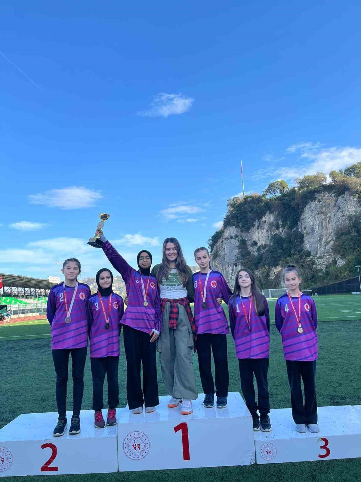 Zonguldak'ta gerçekleştirilen kros yarışmalarında Devrek Kız Anadolu İmam Hatip Lisesi,