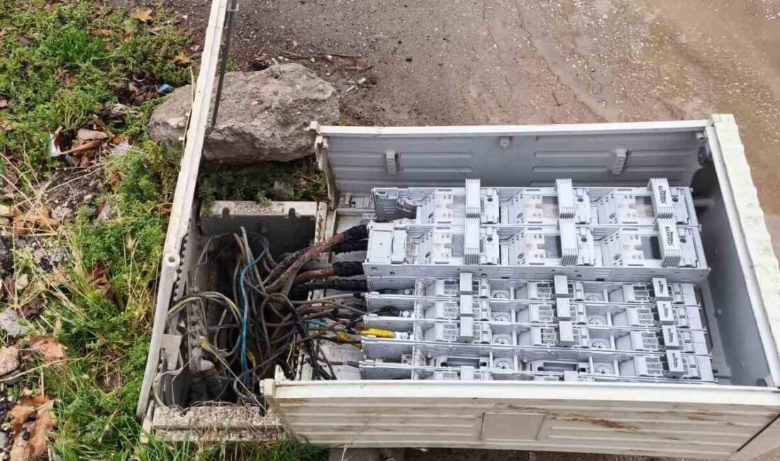 Adıyaman’ın Bahçelievler Mahallesi'nde devrilen ve açıkta kalan elektrik trafosu, mahalle