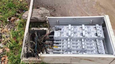 Adıyaman’ın Bahçelievler Mahallesi'nde devrilen ve açıkta kalan elektrik trafosu, mahalle