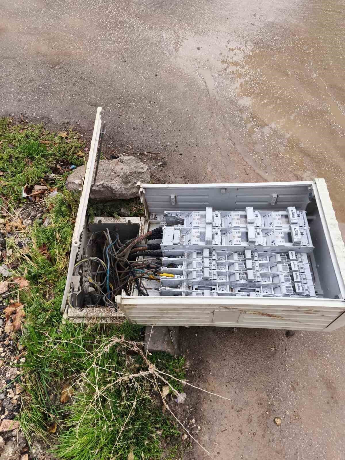 Adıyaman’ın Bahçelievler Mahallesi'nde devrilen ve açıkta kalan elektrik trafosu, mahalle