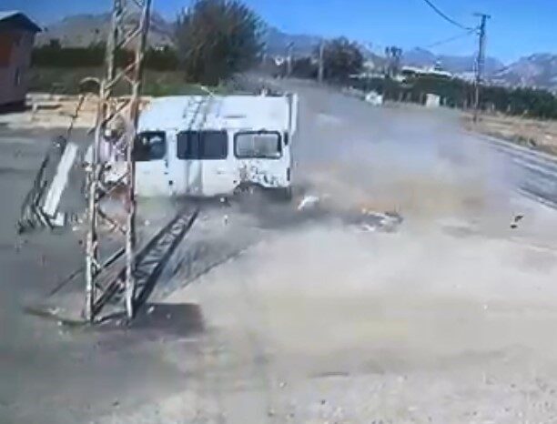Adana'nın Kozan ilçesinde T.Ç. yönetimindeki minibüs yoldan çıkarak devrildi. Kaza