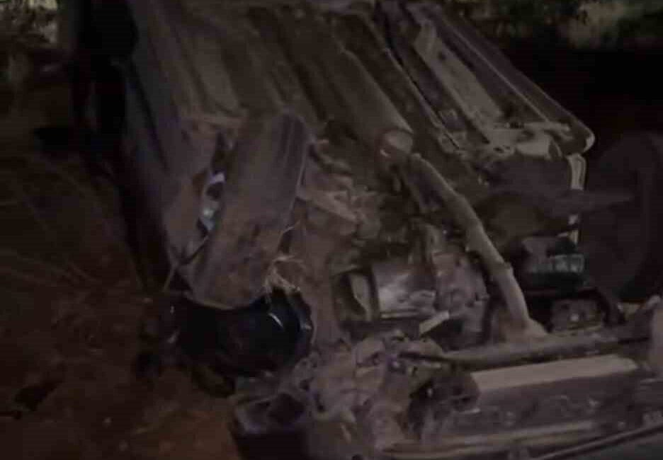 Şanlıurfa'nın Birecik ilçesinde Osman A.'nın kullandığı otomobil kontrolden çıkarak devrildi.