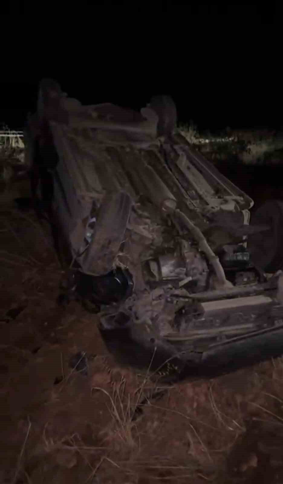 Şanlıurfa'nın Birecik ilçesinde Osman A.'nın kullandığı otomobil kontrolden çıkarak devrildi.