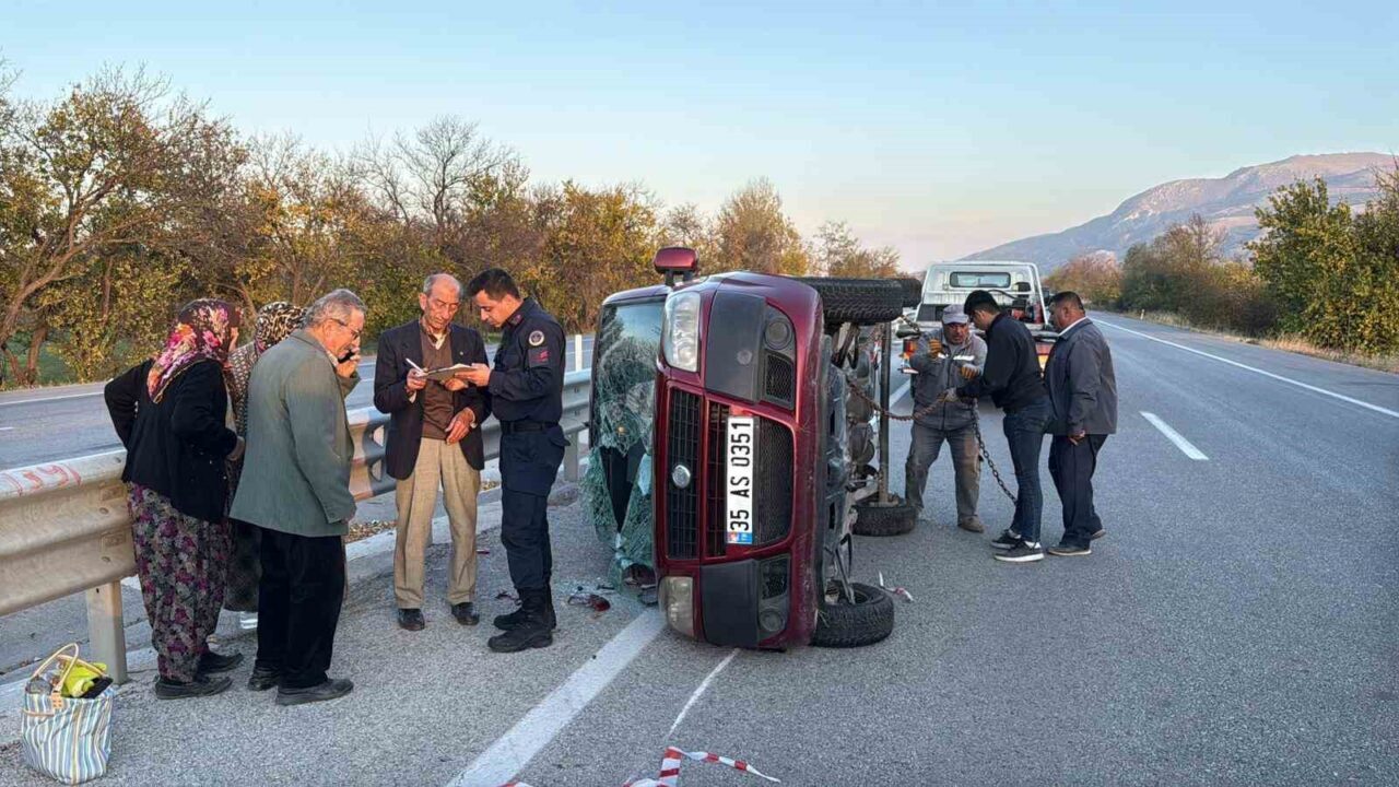 Afyonkarahisar’da Kontrolden Çıkan Hafif Ticari Araç Bariyerlere Çarparak Devrildi, Yaralı Yok