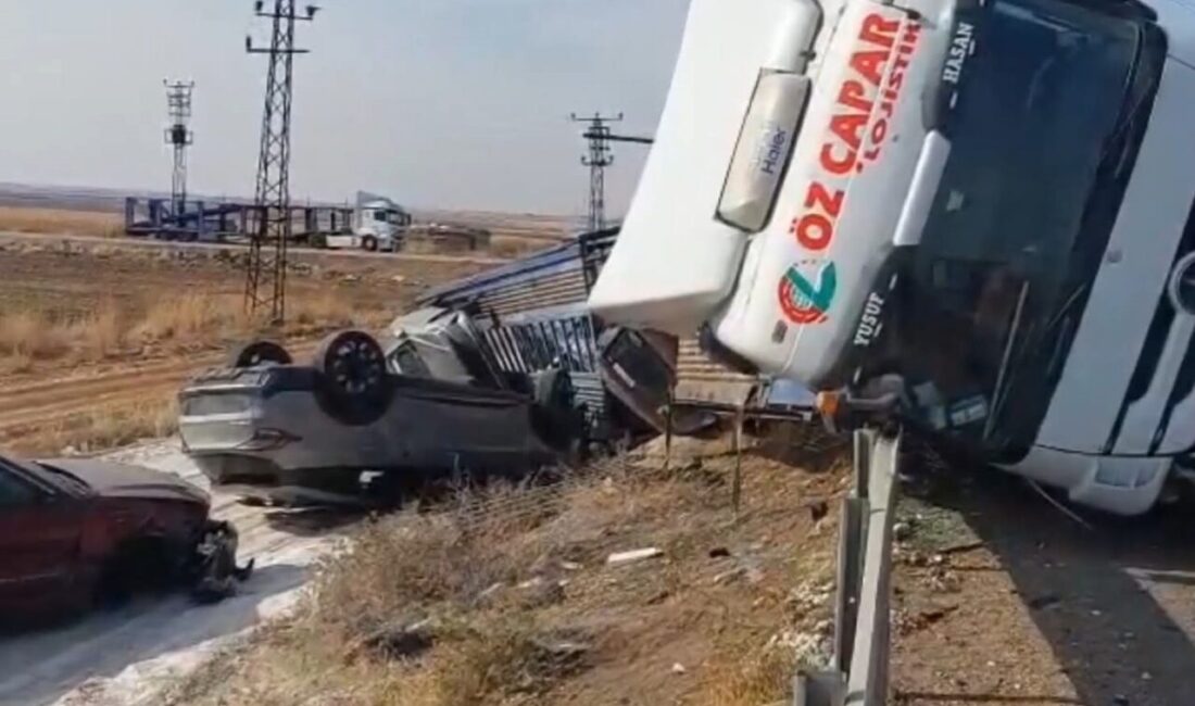 Şanlıurfa'nın Viranşehir ilçesinde bir tır, sıfır otomobillerle doluyken yolculuk yaptığı