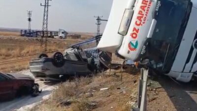 Şanlıurfa'nın Viranşehir ilçesinde bir tır, sıfır otomobillerle doluyken yolculuk yaptığı