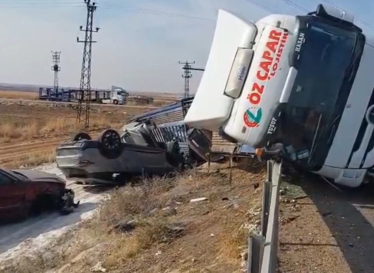 Şanlıurfa'nın Viranşehir ilçesinde bir tır, sıfır otomobillerle doluyken yolculuk yaptığı
