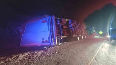 Mersin’in Mut ilçesinde, Akif Asilkan idaresindeki yabancı plakalı tır, direksiyon