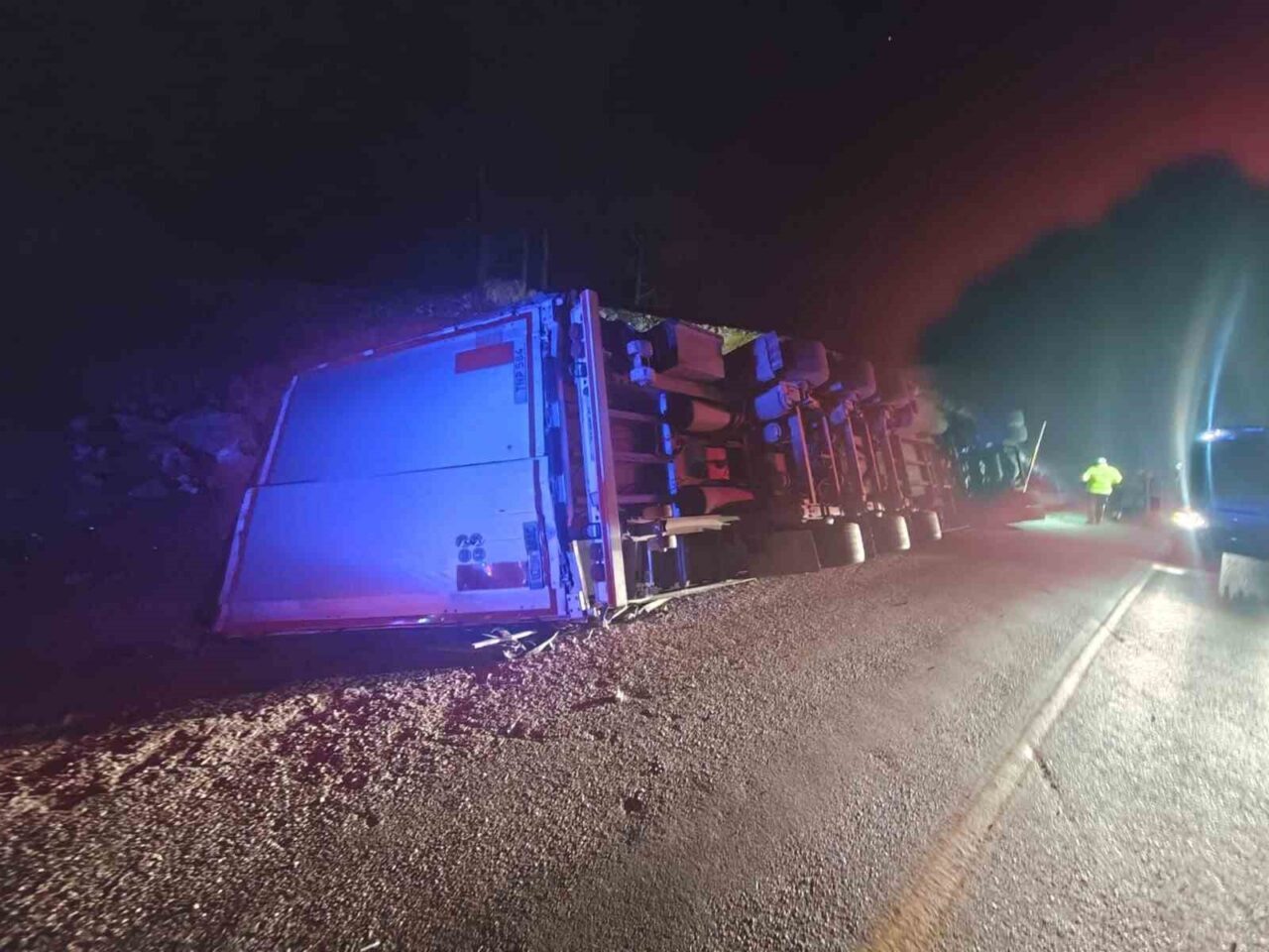 Mersin’de Yabancı Plakalı Tır Devrildi, Sürücü Olay Yerinde Hayatını Kaybetti