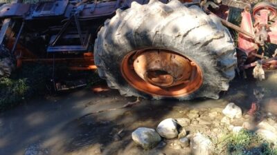 Antalya'nın Serik ilçesinde 66 yaşındaki Osman Topal, traktörünün devrilmesi sonucu