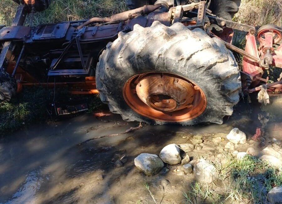 Serik’te Traktörün Devrilmesi Sonucu Sürücü Hayatını Kaybetti Antalya'nın Serik ilçesinde 66 yaşındaki Osman Topal, traktörünün devrilmesi sonucu