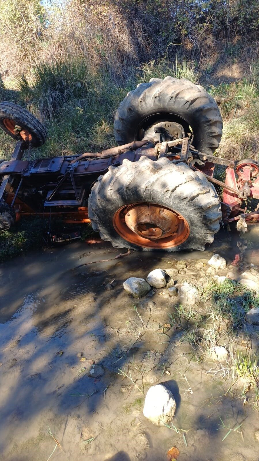 Antalya'nın Serik ilçesinde 66 yaşındaki Osman Topal, traktörünün devrilmesi sonucu