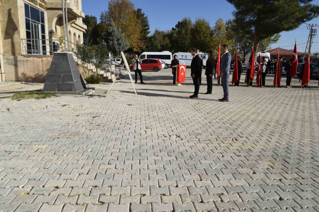 Diyarbakır'ın Dicle ilçesinde 24 Kasım Öğretmenler Günü çeşitli etkinliklerle kutlandı.