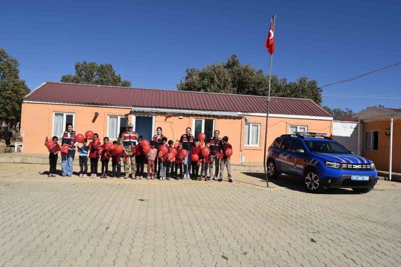 Diyarbakır İl Jandarma Komutanlığı, Tepebaşı İlkokulu’na yaparak öğrencilere sevgi dolu