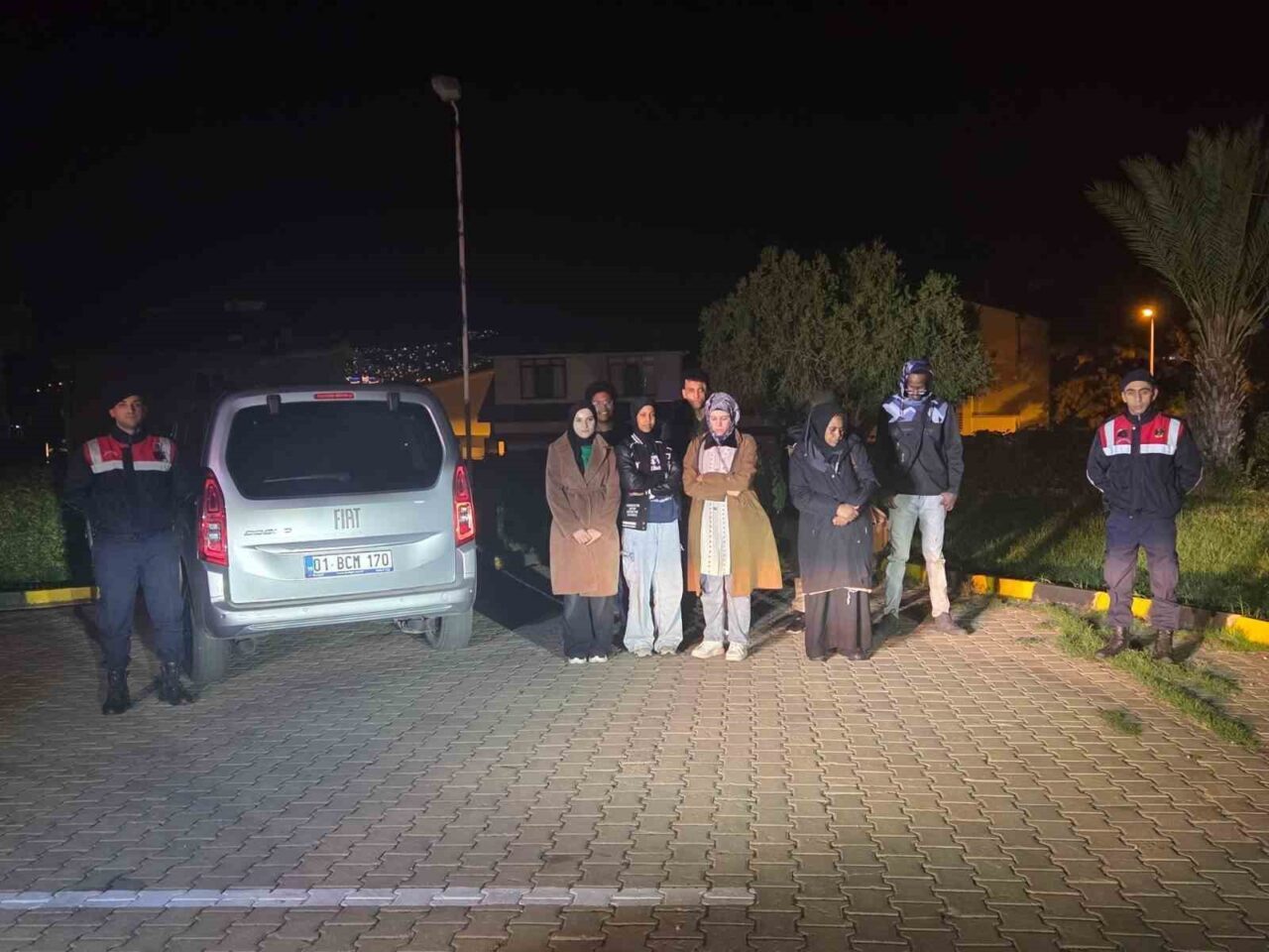 Didim'in Akbük Mahallesi'nde jandarma tarafından düzenlenen operasyonda, iki otomobilde 13