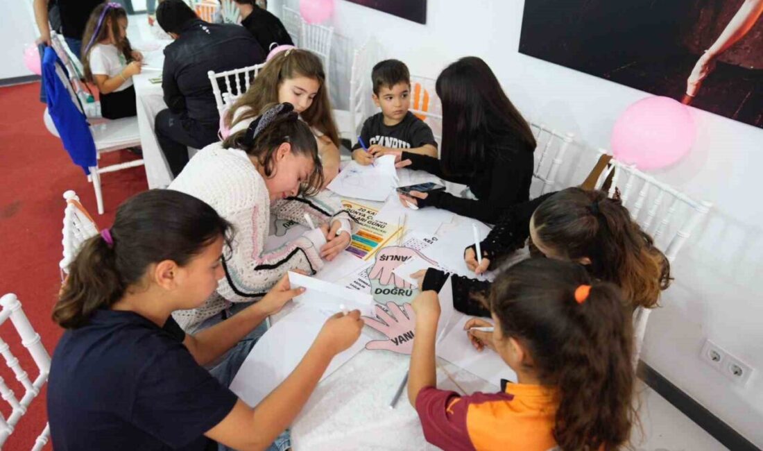 Didim Belediyesi'nin düzenlediği etkinlikte çocuklar, DİGEM'de oyunlar aracılığıyla haklarını öğrenirken,