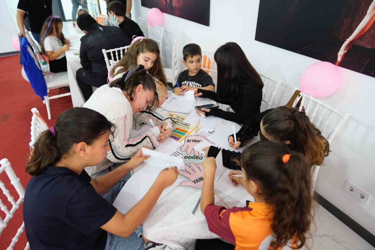 Didim Belediyesi'nin düzenlediği etkinlikte çocuklar, DİGEM'de oyunlar aracılığıyla haklarını öğrenirken,