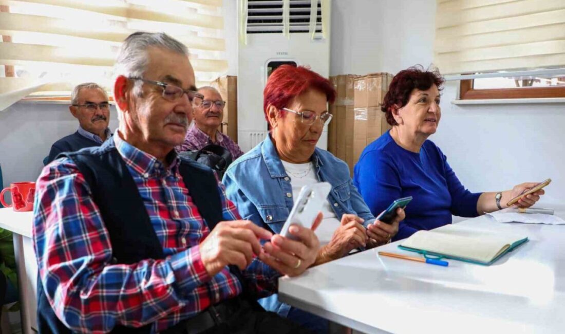 Antalya’da Yaşlılara Yönelik Akıllı Telefon Eğitimleri Devam Ediyor Antalya Büyükşehir Belediyesi, Aktif Yaşlı Merkezi'nde 60 yaş üstü bireylere