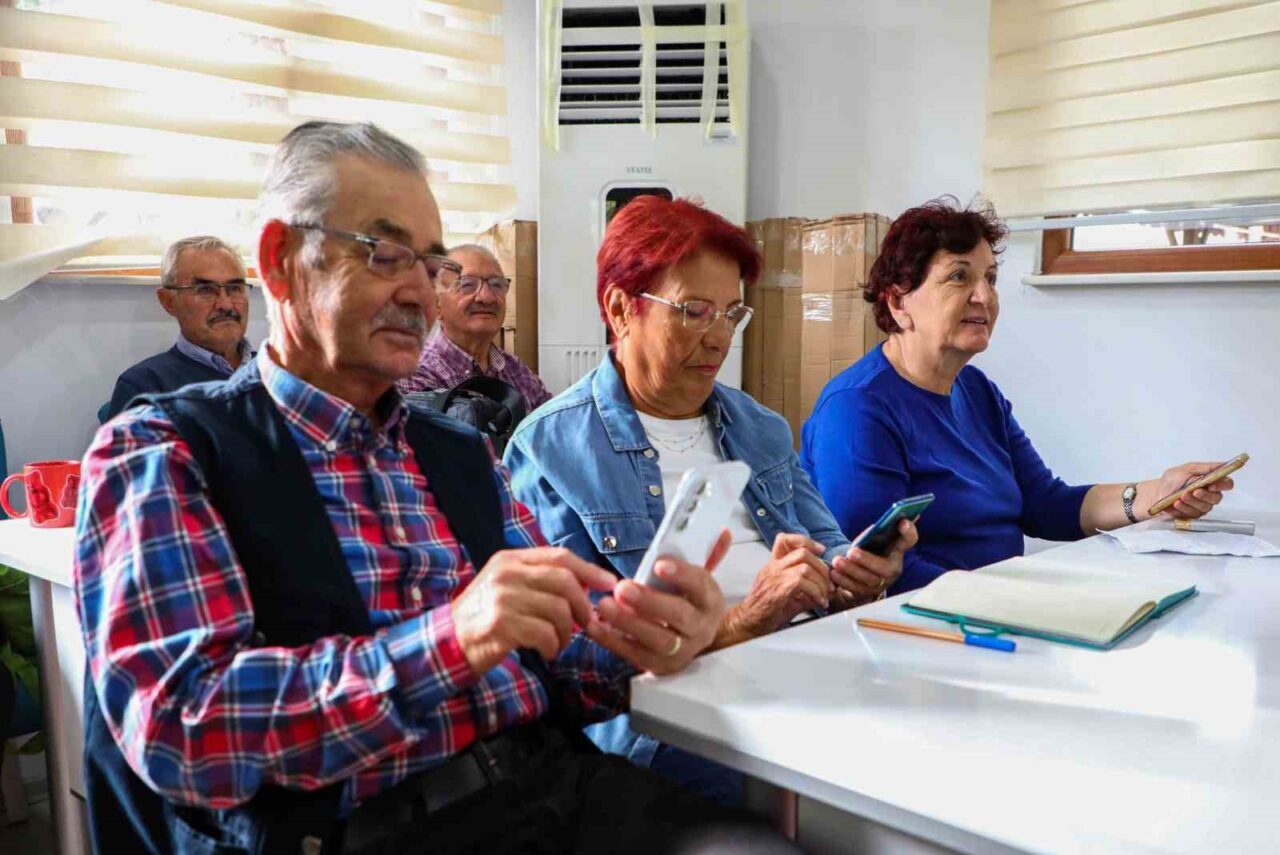 Antalya Büyükşehir Belediyesi, Aktif Yaşlı Merkezi'nde 60 yaş üstü bireylere
